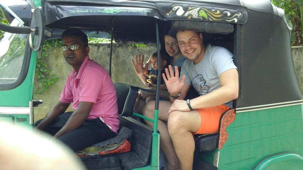 Suwani Pinnawala Homestay Exteriér fotografie
